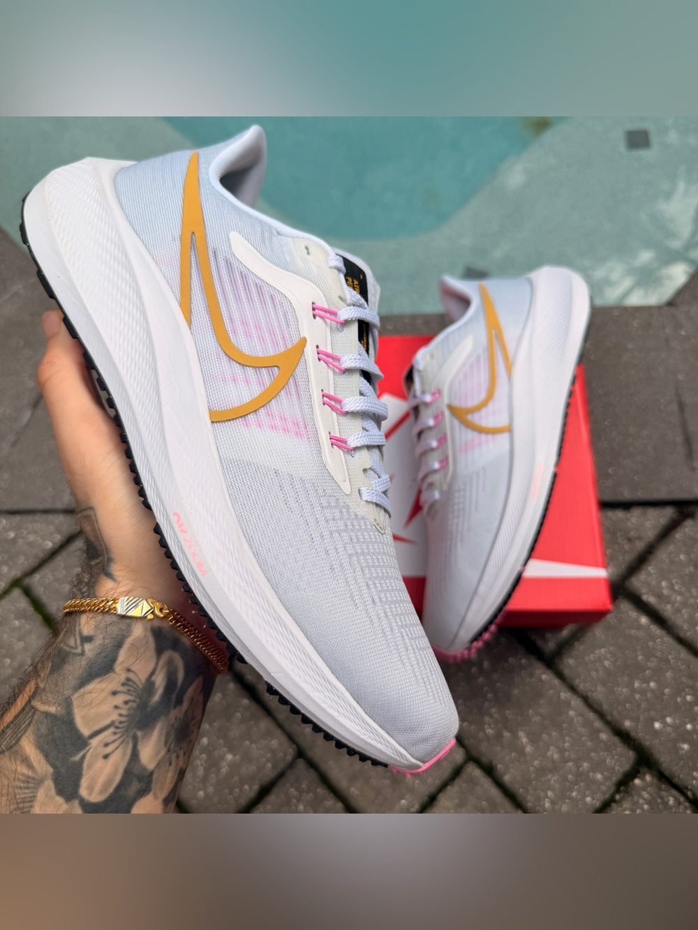 NIKE WOMEN’S AIR ZOOM PEGASUS 39 SNEAKERS WHITE/GOLD/PINK DH4072-104